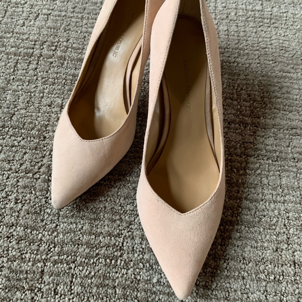 Nude pumps